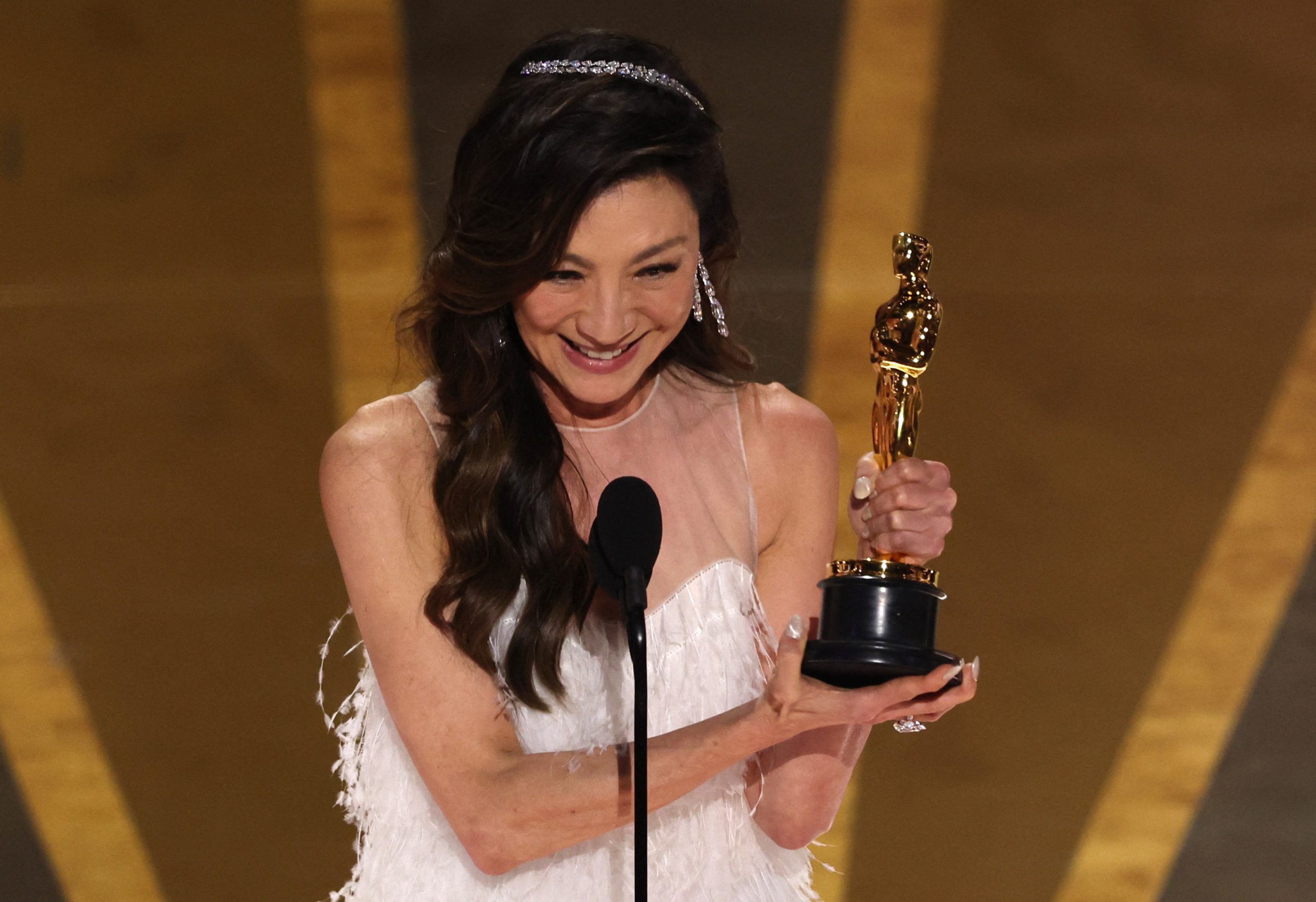 Michelle Yeoh y su Oscar (REUTERS)