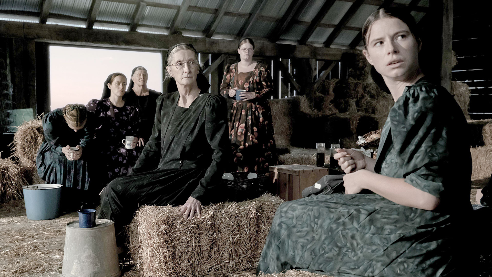 Rooney Mara, Claire Foy, Judith Ivey, Sheila McCarthy, Michelle McLeod y Jessie Buckley, en Ellas hablan (Women Talking), de Sarah Polley (Michael Gibson)