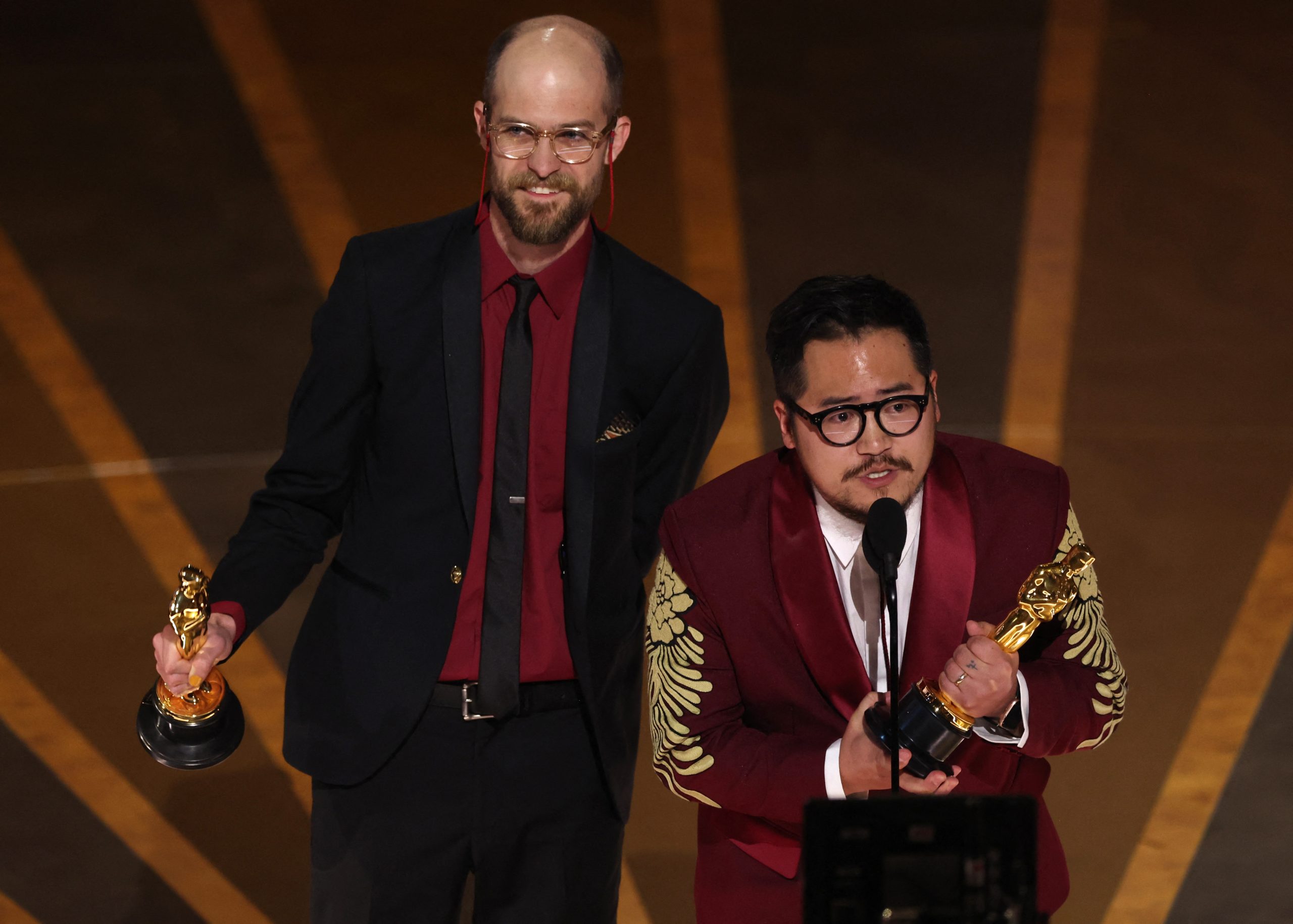 Daniel Kwan y Daniel Scheinert, de Everything Everywhere All at Once, con sus Oscar (REUTERS)
